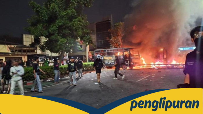 Massa Bakar 2 Bus Polisi dan Jarah Markas Gegana Jakarta Pusat - Update 1