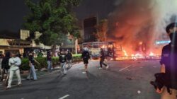 Massa Bakar 2 Bus Polisi dan Jarah Markas Gegana Jakarta Pusat – Update 1