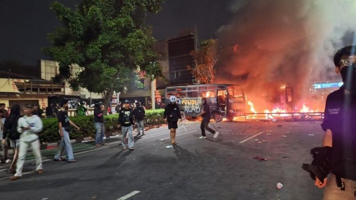 Massa Bakar 2 Bus Polisi dan Jarah Markas Gegana Jakarta Pusat - Update 1