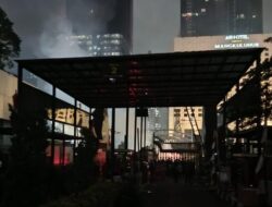 Polisi Dorong Mundur Massa di Polda Metro, Beberapa Diamankan