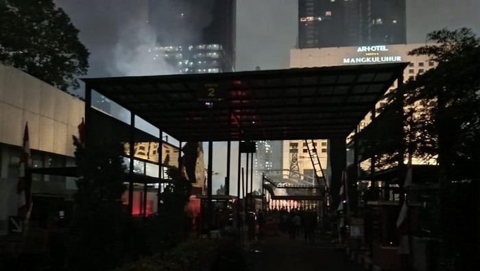 Polisi Dorong Mundur Massa di Polda Metro, Beberapa Diamankan
