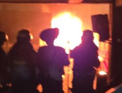 “Konfrontasi Berdarah: Massa Lempar Molotov Berkali-kali ke Polres Jaktim, Satu Orang Tertangkap”