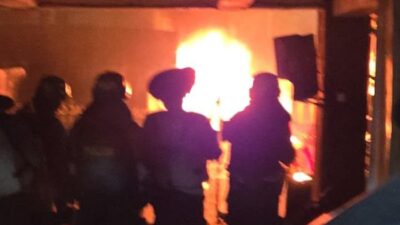 “Konfrontasi Berdarah: Massa Lempar Molotov Berkali-kali ke Polres Jaktim, Satu Orang Tertangkap”