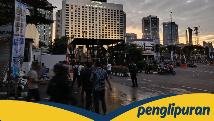 Situasi Polda Metro Jaya Pagi Ini, Masih Ada Petasan-Lemparan Batu - Update 1
