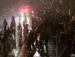 Demo Bela Affan Malam: Petugas Keamanan Berhadapan dengan Ribuan Demonstran