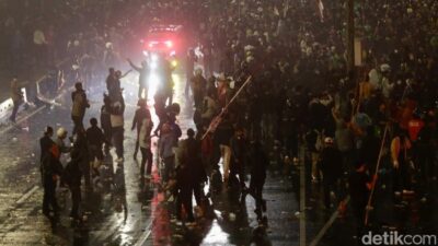 Demo Bela Affan Malam: Petugas Keamanan Berhadapan dengan Ribuan Demonstran