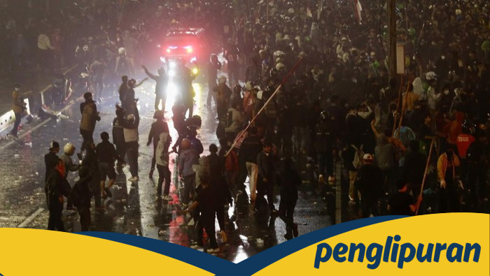 Demo Bela Affan Malam: Petugas Keamanan Berhadapan dengan Ribuan Demonstran