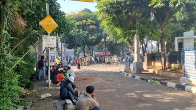 Krisis di Kwitang: Petasan Meledak, Akses Jalan Ditutup, Mako Brimob Kwitang Dihubungi