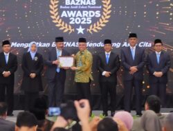 Menaker Yassierli Terima Penghargaan Baznas Awards 2025 sebagai Menteri Pendukung Zakat