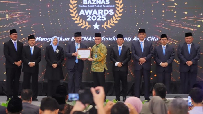 Menaker Yassierli Terima Penghargaan Baznas Awards 2025 sebagai Menteri Pendukung Zakat