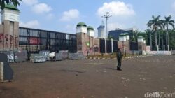 “Kawasan DPR Berduka: Demo Ricuh, Tembok Dicoret, Pagar Rusak”