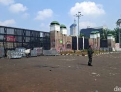“Kawasan DPR Berduka: Demo Ricuh, Tembok Dicoret, Pagar Rusak”