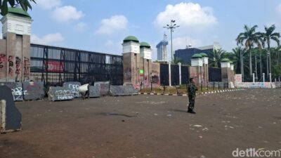 “Kawasan DPR Berduka: Demo Ricuh, Tembok Dicoret, Pagar Rusak”