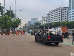 Petugas PPSU Bersihkan Sisa Sampah Pascademo di Depan Gedung DPR – Update 1
