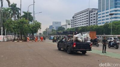 Petugas PPSU Bersihkan Sisa Sampah Pascademo di Depan Gedung DPR – Update 1