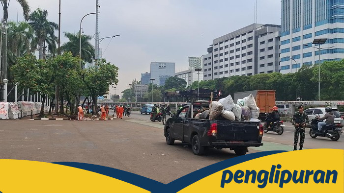 Petugas PPSU Bersihkan Sisa Sampah Pascademo di Depan Gedung DPR - Update 1
