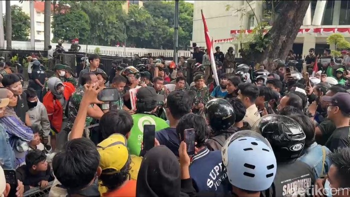 Pangkostrad Letjen TNI Mohammad Fadjar Datangi Mako Brimob Kwitang, Diskusi dengan Massa