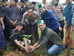 “Kompak! Polisi, Mahasiswa, dan Santri Tanam Pohon Bareng, Gugah Semangat Rohul untuk Cegah Kerusakan Lingkungan!”