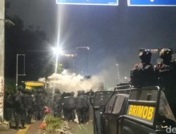 “Massa Tetap Bertahan di Dekat DPR, Barikade Polisi dalam Kondisi Siaga”