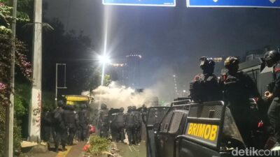 “Massa Tetap Bertahan di Dekat DPR, Barikade Polisi dalam Kondisi Siaga”
