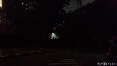 “Situasi di Mako Brimob Kwitang Malam Ini: Massa Bertahan, Lokasi Gelap Gulita”
