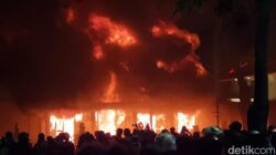 “Gedung Negara Grahadi Surabaya Terbakar Imbas Kericuhan: Api Merusak Pusat Perkantoran”