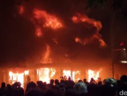 “Gedung Negara Grahadi Surabaya Terbakar Imbas Kericuhan: Api Merusak Pusat Perkantoran”