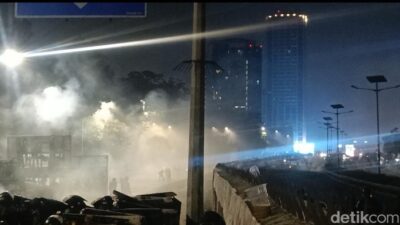 Krisis di DPR tengah malam: Massa Bertahan hingga Masuk Tol Dalam Kota