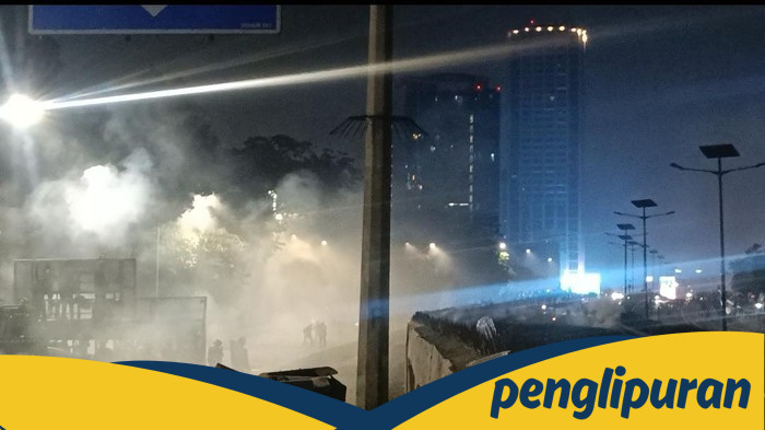 Krisis di DPR tengah malam: Massa Bertahan hingga Masuk Tol Dalam Kota