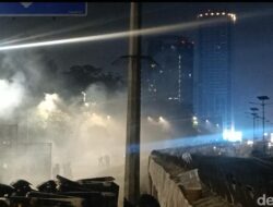 8 Gerbang Tol Ditutup, Massa Tetap Bertahan di Depan DPR