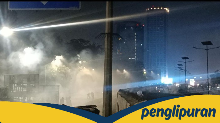8 Gerbang Tol Ditutup, Massa Tetap Bertahan di Depan DPR