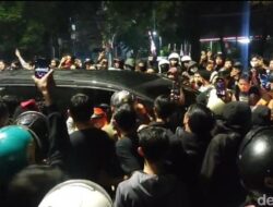 **Mobil Sultan Hamengku Buwono X Saat Temui Massa Demonstrasi: Spesifikasi dan Performa Lexus LM**