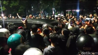 **Mobil Sultan Hamengku Buwono X Saat Temui Massa Demonstrasi: Spesifikasi dan Performa Lexus LM**