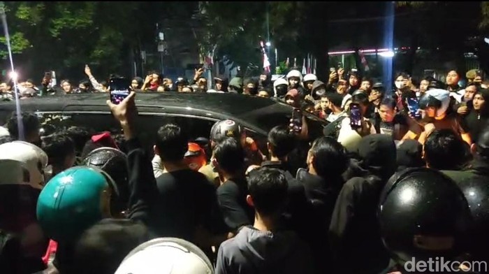 **Mobil Sultan Hamengku Buwono X Saat Temui Massa Demonstrasi: Spesifikasi dan Performa Lexus LM**