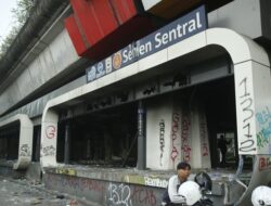 Warga Senen Ragu: Siapa Sebenarnya Pembakar HalteTransJakarta?