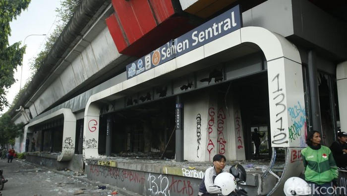 Warga Senen Ragu: Siapa Sebenarnya Pembakar HalteTransJakarta?