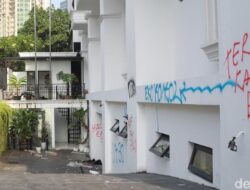 Sekuriti Sebut Massa Penjarah Rumah Eko Patrio Bukan Warga Sekitar, Tren Kriminalitas Naik?
