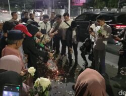 Warga Tabur Bunga-Doa Bersama di Lokasi Affan Kurniawan Tewas Dilindas: Solidaritas dalam Duka