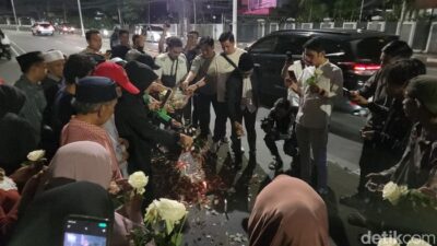 Warga Tabur Bunga-Doa Bersama di Lokasi Affan Kurniawan Tewas Dilindas: Solidaritas dalam Duka