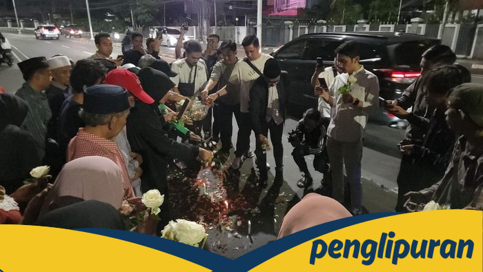Warga Tabur Bunga-Doa Bersama di Lokasi Affan Kurniawan Tewas Dilindas: Solidaritas dalam Duka