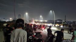 **Bekasi Malam Ini: Warga Ramai di Jl Pangeran Jayakarta-Flyover Summarecon, Suara Petasan Meriahkan Malam!**