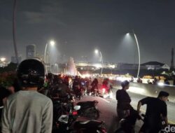 **Bekasi Malam Ini: Warga Ramai di Jl Pangeran Jayakarta-Flyover Summarecon, Suara Petasan Meriahkan Malam!**