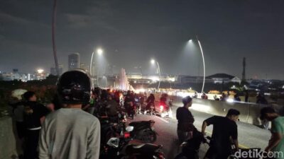**Bekasi Malam Ini: Warga Ramai di Jl Pangeran Jayakarta-Flyover Summarecon, Suara Petasan Meriahkan Malam!**