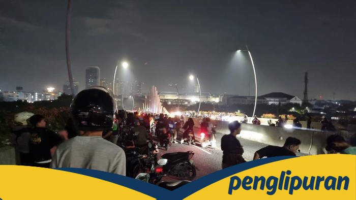 **Bekasi Malam Ini: Warga Ramai di Jl Pangeran Jayakarta-Flyover Summarecon, Suara Petasan Meriahkan Malam!**