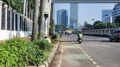 Pagi Ini, Kerumunan di DPR: Lalin Dibuka, Pagar Jebol Diperbaiki!