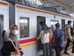 **Pria Berjaket Ojol Lari di Gerbong KRL: Video Viral di Medsos, KCI Ungkap Kronologinya**