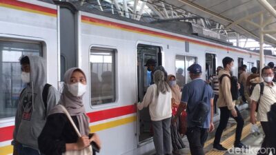 **Pria Berjaket Ojol Lari di Gerbong KRL: Video Viral di Medsos, KCI Ungkap Kronologinya**