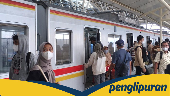 **Pria Berjaket Ojol Lari di Gerbong KRL: Video Viral di Medsos, KCI Ungkap Kronologinya**
