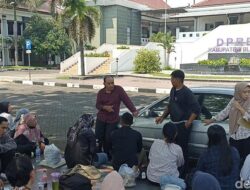 “Pegawai dan Legislator Terpaksa Kerja di Halaman Usai Gedung DPRD Blitar Terbakar”