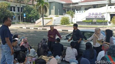“Pegawai dan Legislator Terpaksa Kerja di Halaman Usai Gedung DPRD Blitar Terbakar”